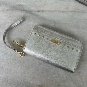 NWOT Badgley Mischka Pebbled Leather Wristlet Clutch Wallet, Silver